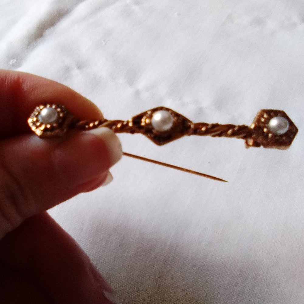 Goldtone and Pearl Bar Brooch Pin.